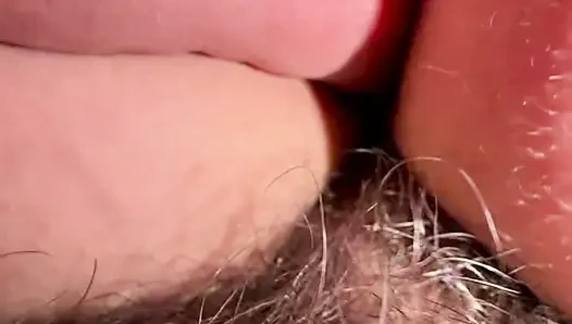 Masukin ibu jari ke dalam lubang pantatnya sambil ngentot