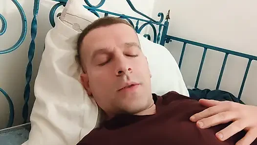 Oral seks bakış açısı - sözlü babanın yarağını ve taşaklarını emiyor