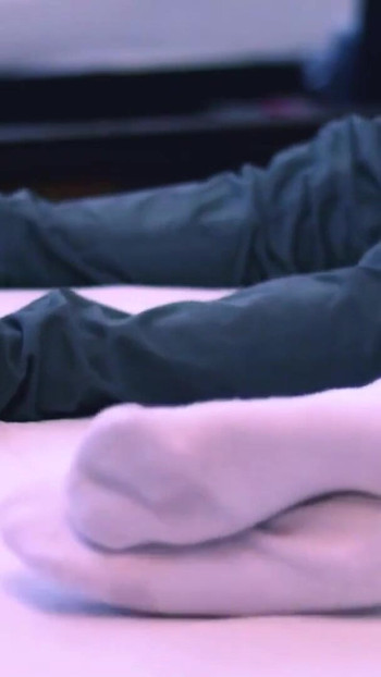 Fesselnder moment aus "Die stiefschwester verführt den freund ihrer stiefcousine und fickt ihn in ihrem zimmer, während ihre eltern"