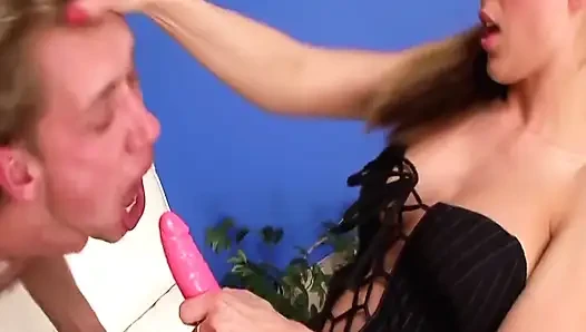 Fick meine freundin szene - 4 schöne blondine in dessous olga barz genießt es, ihren freund mit ihrem strapon in den arsch zu ficken