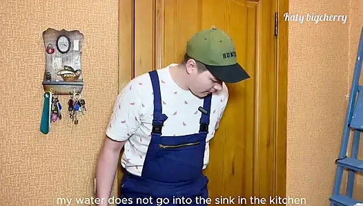 Вызвала сантехника, чтобы починить мою раковину, он трахнул мою задницу вместо