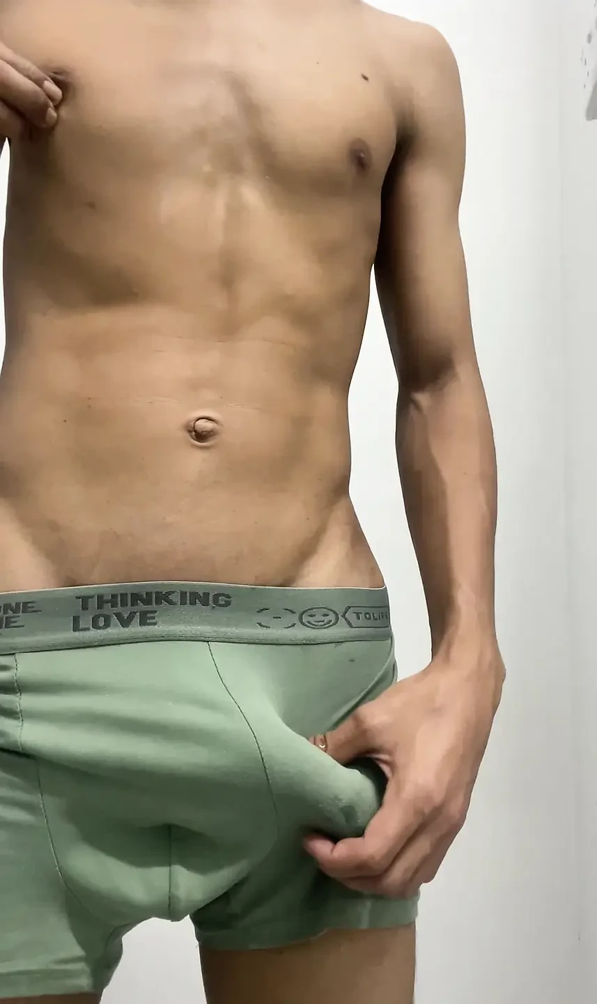 Пенис саңылаудан есекке баяу кіреді