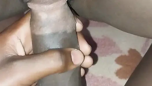 Cewek itu ngocok kontolku dan dudukin kontolku