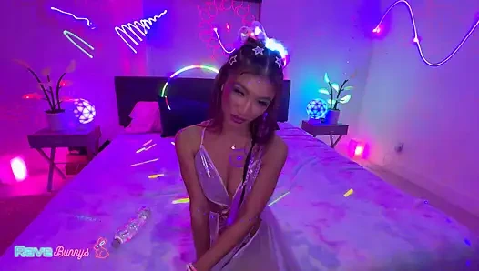 Rave-bereite clara trinity verführt den DJ und reitet seinen dicken schwanz!