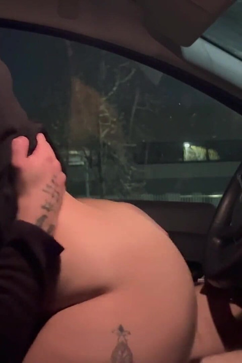 Voyeur Mě Přistihne Při Masturbaci a Šuká Mě V Autě Poté, Co Se Mi Udělal Do Pusy