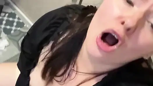 pawg masturbation im öffentlichen badezimmer