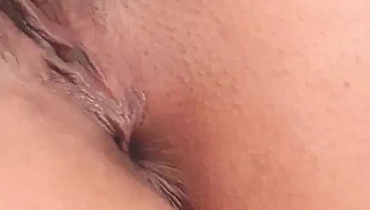 Aku membiarkan kamu menyetubuhi pantatku hanya karena kamu memilikinya kecil! - Cewek latina pantat montok lagi asik seks anal