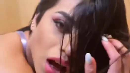 Gara-gara nakal banget hari ini, aku lagi asik nyepong dildo favorit mereka!
