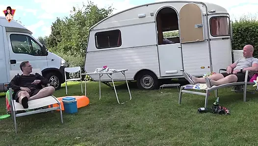 Belgiens schmutzigste Camping: ein dreier im freien