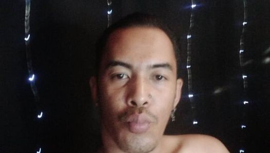 Pinoy Asian uncut masturbandosi fino allo sperma