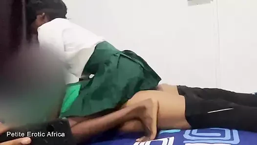 Gadis nakal afrika dengan seragam. Ngentot posisi cowgirl pulang sekolah