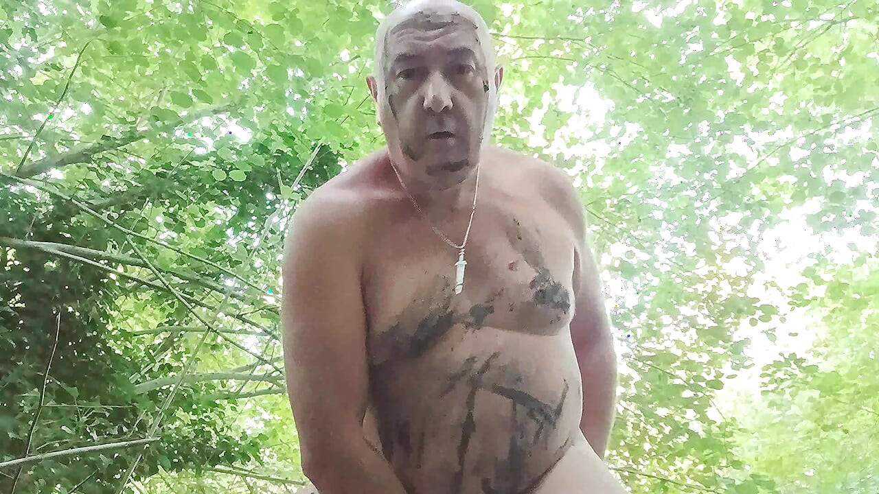 خنزير سمين لطيف جداً، شارب بول سمين جيد، يلعب أيضاً بزبه الكبير والطين بجانب النهر!
