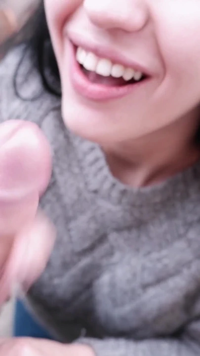 被嘴里的精液震惊了! 户外口交和吞精