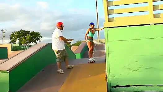 Sarışın seksi bir kızın tatlı ağzı için büyük büyük bir yarak