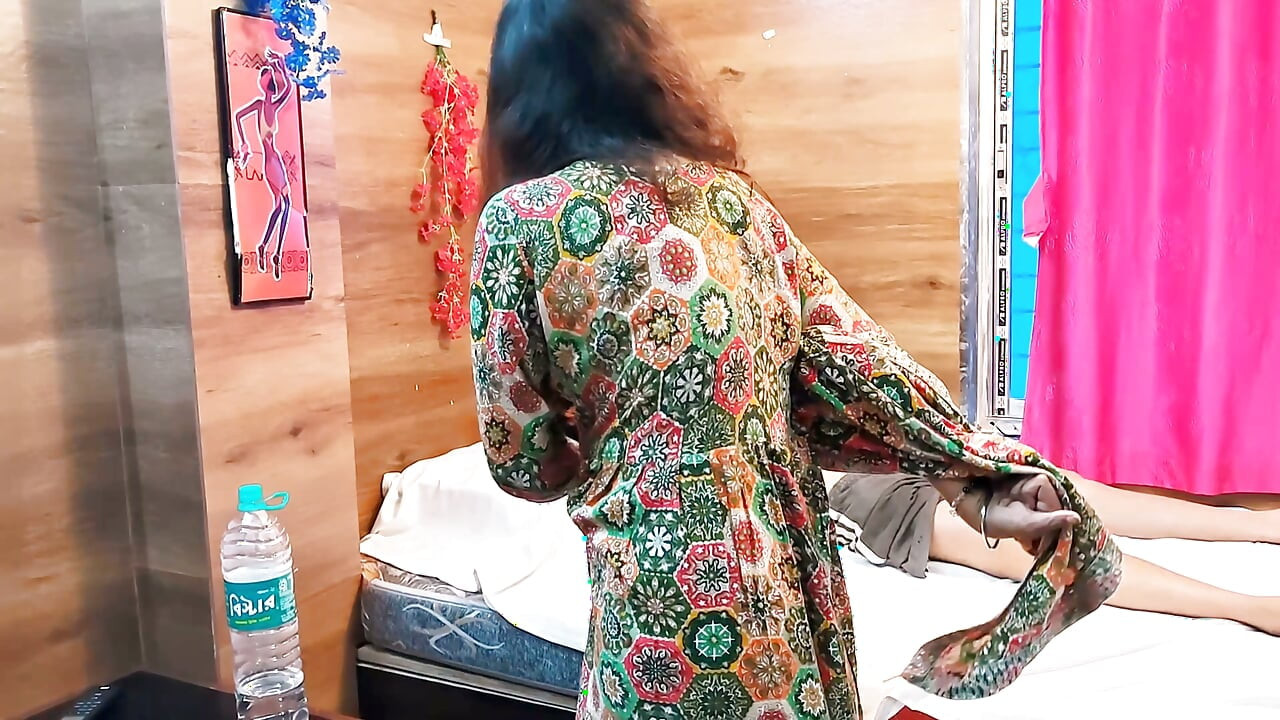 Asian Desi Video. Dokter had seks met het personeel en likte de pik.