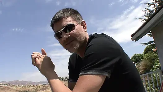İki ateşli gençle üçlü sikişiyor