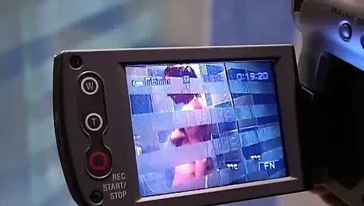 Cewek sange rambut cokelat ini lagi asik fingering memeknya sampai menganga lebar