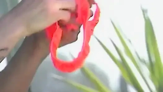 Sarışın orta yaşlı seksi kadının tutkulu açık havada sakso