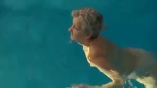 Oma im Pool mit aufblasbarem Dildo