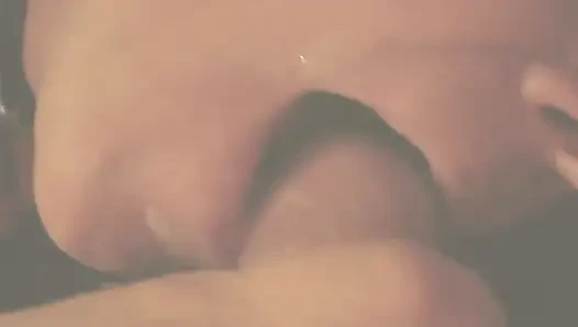 Siyah yatakta dildo, göt tıkacı, kaltak yaka, deri amcıklar, sikişiyor ve döl yutuyor.