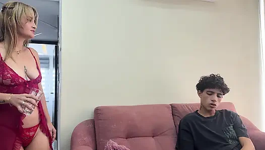 Kimsenin evde olmaması gerçeğinden faydalanıyorum, üvey anneme mutfakta sert.