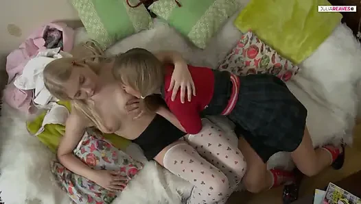 Dua lesbian remaja cantik ngentot dengan mainan seks