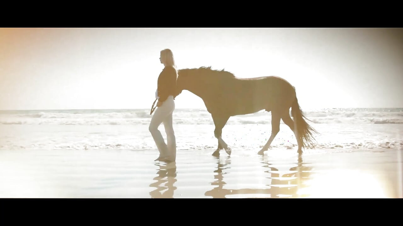 Blond vervelend meisje vindt het heerlijk om haar poesje aan te raken