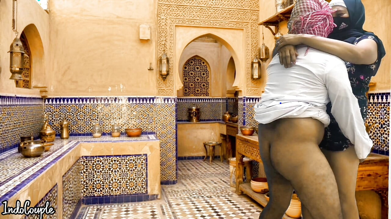 Saudi-arabischer ehemann und iranische ehefrau knallen in der küche