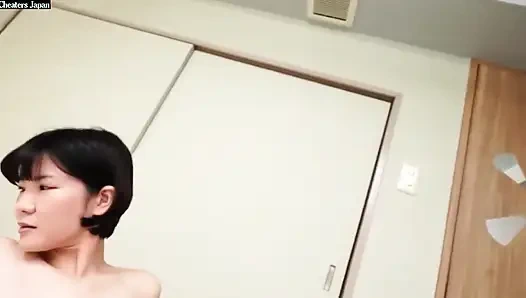 Появляется домохозяйка с огромными долгами!