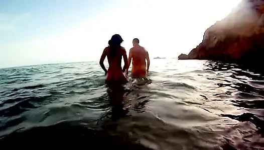 Cewek eksotis dengan puting keras ngentot di pantai