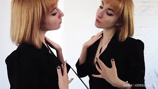Lilly Mays dengan Tubuh Aduhai di Cermin