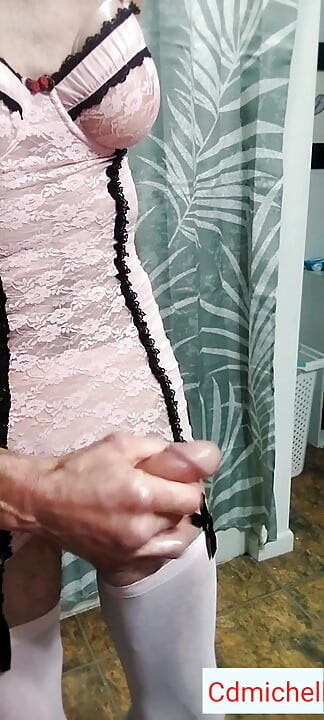 Cdmichelle v bílém sexy prádle si hraje s ptákem až do obrovské nálože spermatu