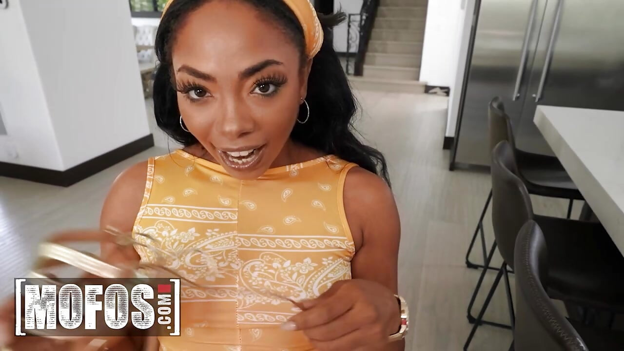 MOFOS - קאלי קליאנטה משתמשת במהלכיה המפתים במטבח כדי להשיג את מפתחות המכונית של צ'ארלס ליום