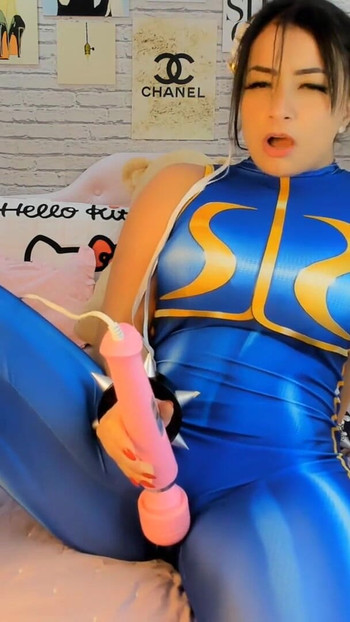 Zapanjujući trenutak iz "Chun Li cosplay pušenje ahegao i ŠPRICANJE U TAJICAMA NAKON ŠTO JE SVRŠILA S HITACHI VIBRATOROM"
