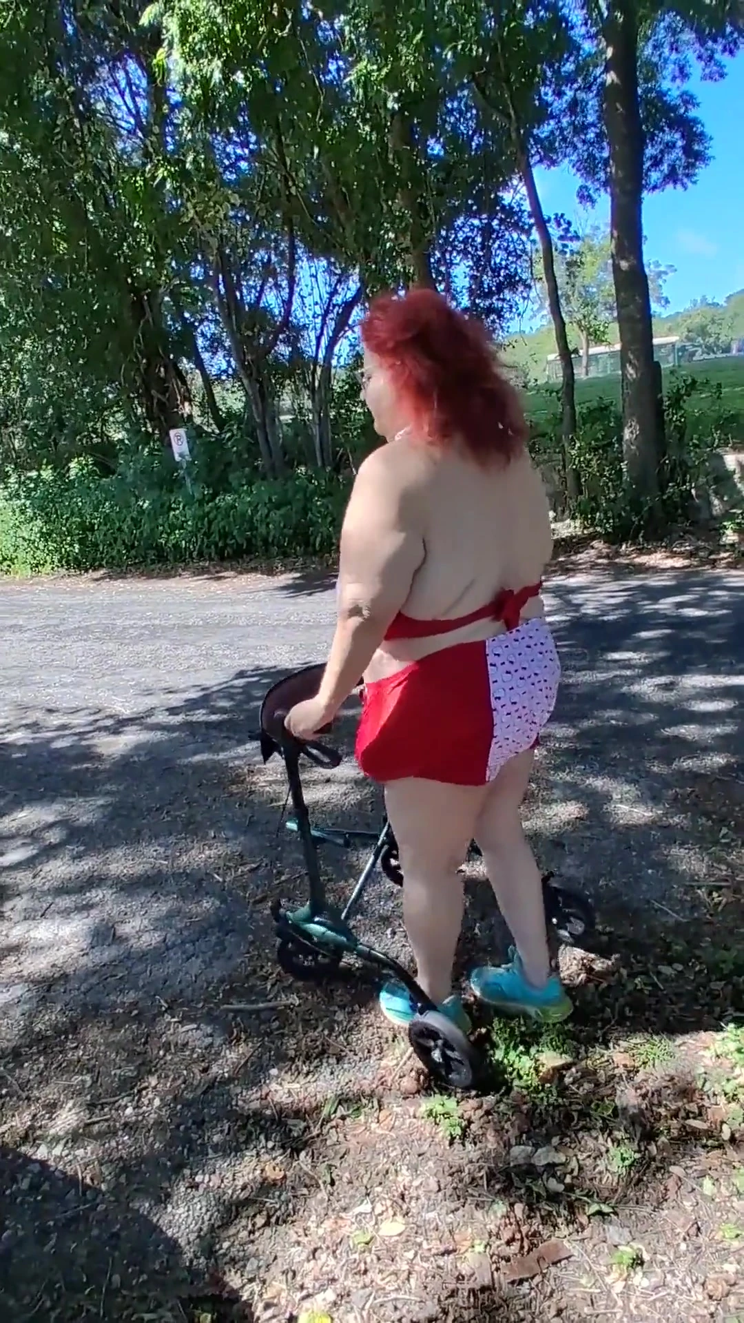 İri güzel hemşire Vicki bikinili takım elbisesiyle hello kitty ile yürüyüşe çıkıyor! Başka ne yapıyor!