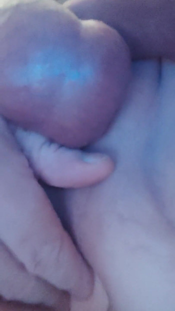 躺在床上用假阳具玩弄我的菊花，等待湿润的小穴太好了