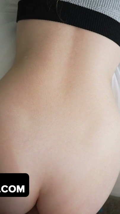 Zrzavá nevlastní dcera s rovnátky Reese Robbins dostane creampie od perv nevlastního otce - dadcrush | Klipy 3