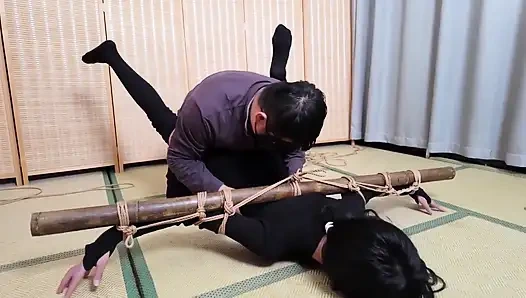 Xr40-seorang gadis dengan stoking hitam diikat ke salib