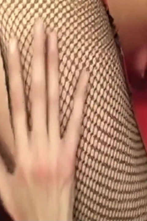 금발 십대 Bella는 나일론을 입고 발정난 이웃에게 오르가즘을 빨아