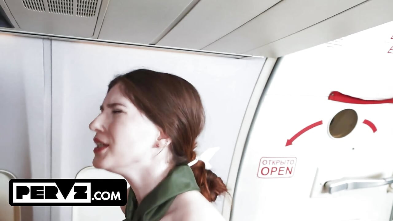 Aufstrebende flugbegleiterin hot pearl bekommt ein sehr anfassendes interview mit perv-piloten