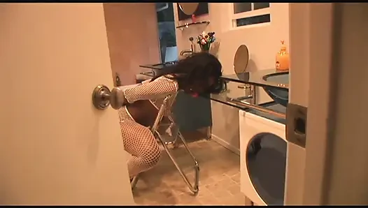İki büyük memeli zenci sürtük bir büyük zenci yarağı alıyor