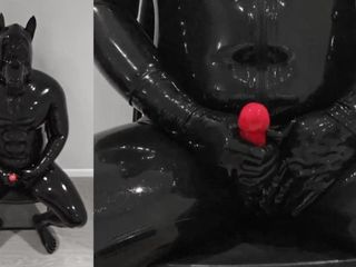 Un cățeluș în latex se masturbează și ejaculează. noua sa realitate de gunoi pentru el