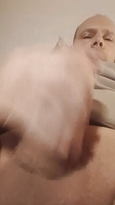 向一群女孩展示我的阴茎和睾丸