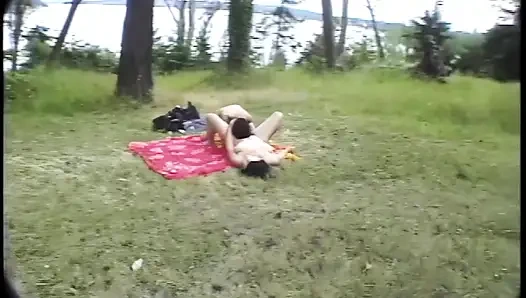 Kehidupan nyata pecinta lesbian menjilati memek di luar ruangan