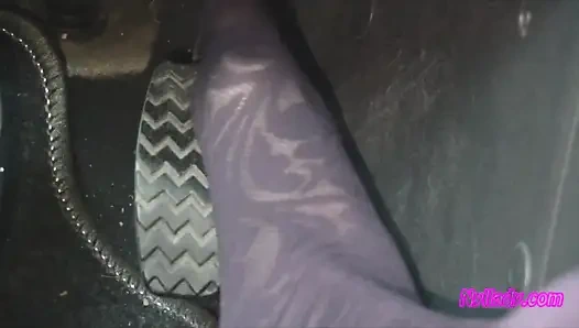 Nyllady ногами передач и колесо в узорных колготках