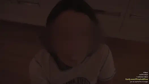 Partiden sonra gece geç saatlerde sakso çekiyor