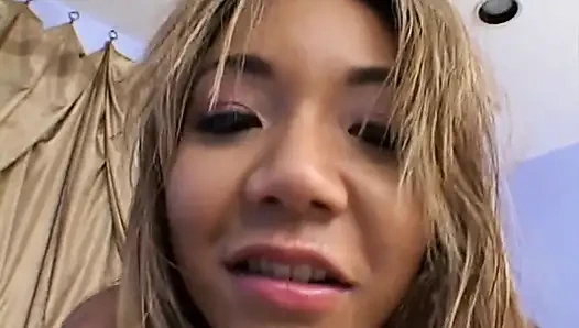 Eine junge asiatische hure will einen großen schwanz