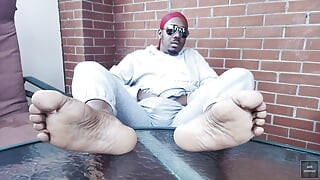 Je me touche, et j’exhibe mes pieds (2025)