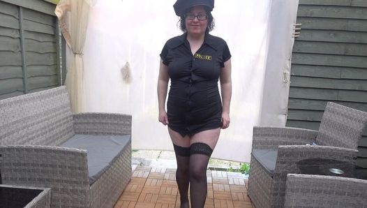 Sexy politievrouw cosplay strippend in wachtkousen