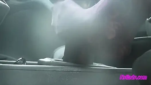 Nylladys Footjob zu Schaltung und Rad in gemusterter strumpfhose